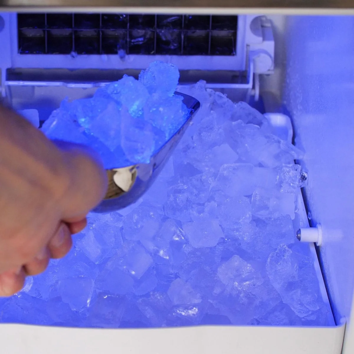 Blaze 50 Lb. 15-Inch Outdoor Ice Maker with Gravity Drain - BLZ-ICEMKR-50GR - Image 4