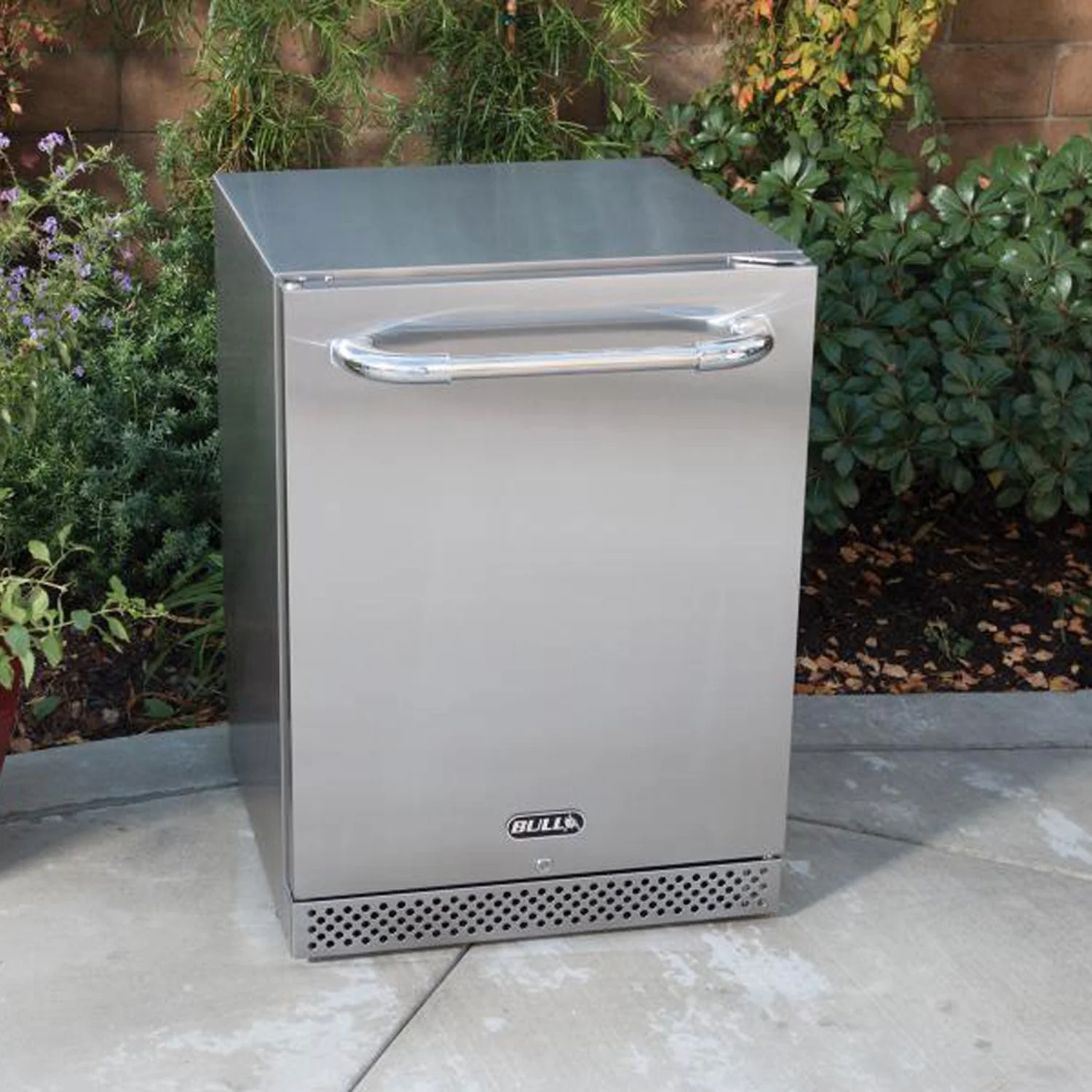 Bull Series II Premium Outdoor Refrigerator, 4.9 Cubic Feet - Image 6