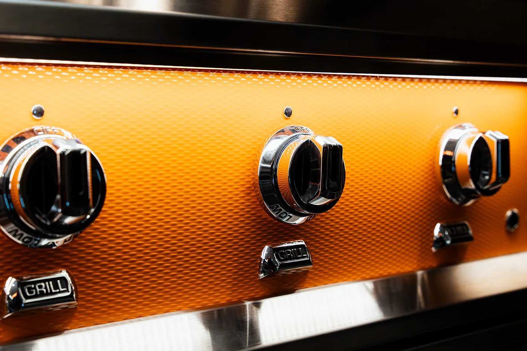 Hestan 8" Foot, With Grill, Outdoor Living Suite with Side Burner and Bar - GESB08 - Image 4