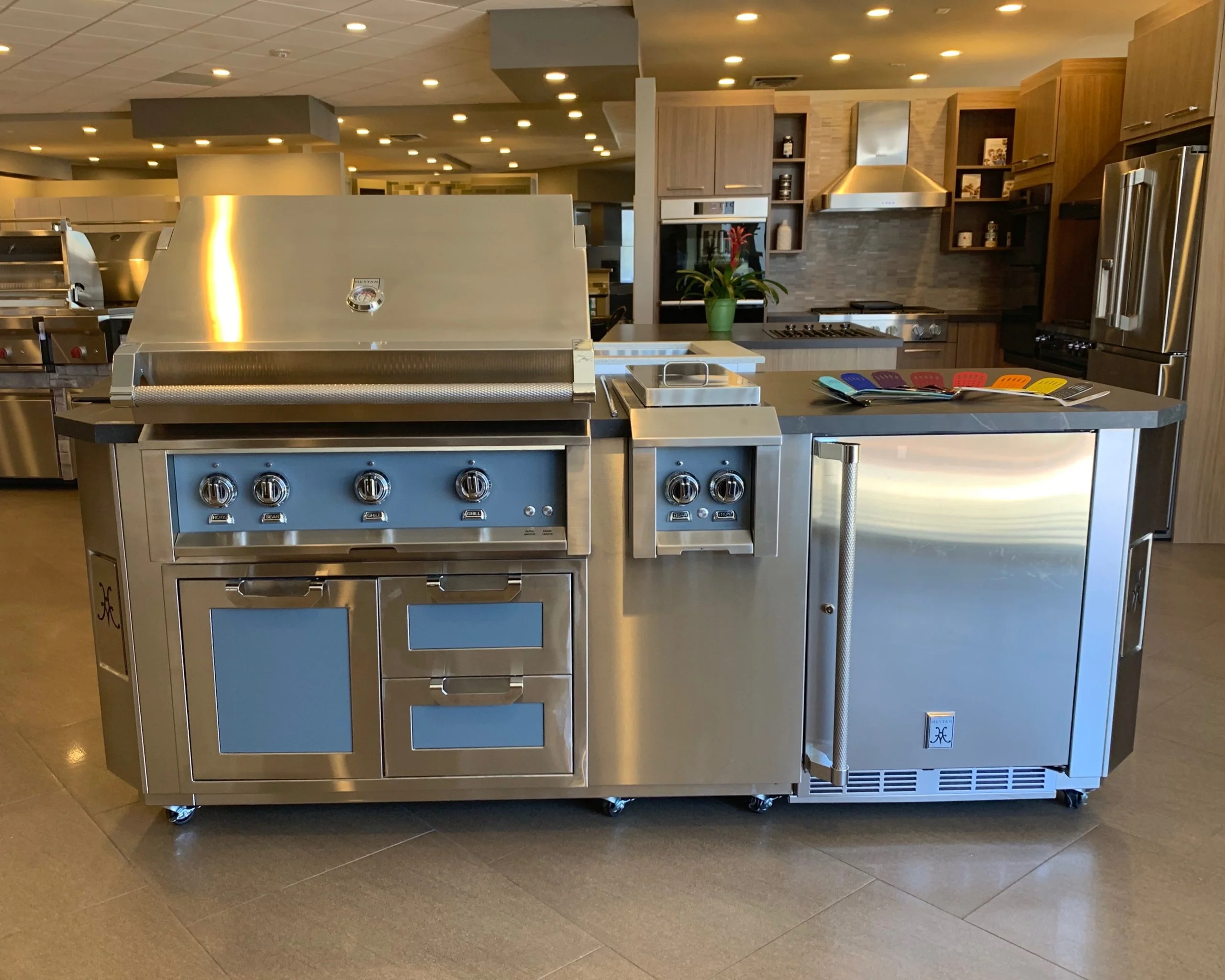 Hestan 8"Foot, With Grill, Outdoor Living Suite with Side Burner and Beer Dispenser - GESD08 - Image 2
