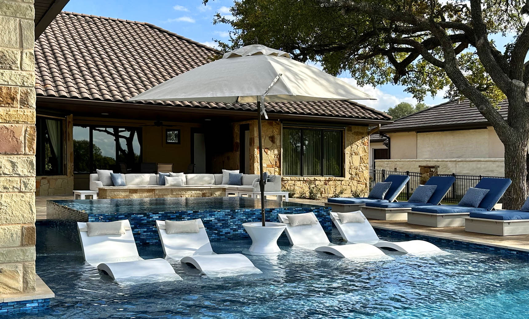 Ledge Lounger Essential Fiberglass Umbrella - 6.5' Square Pulley - Image 3