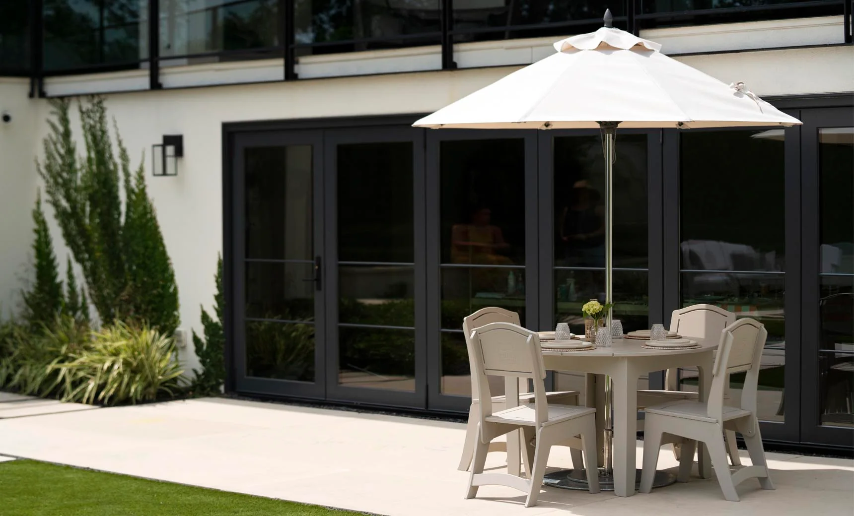 Ledge Lounger Mainstay Round Dining Table - Image 3