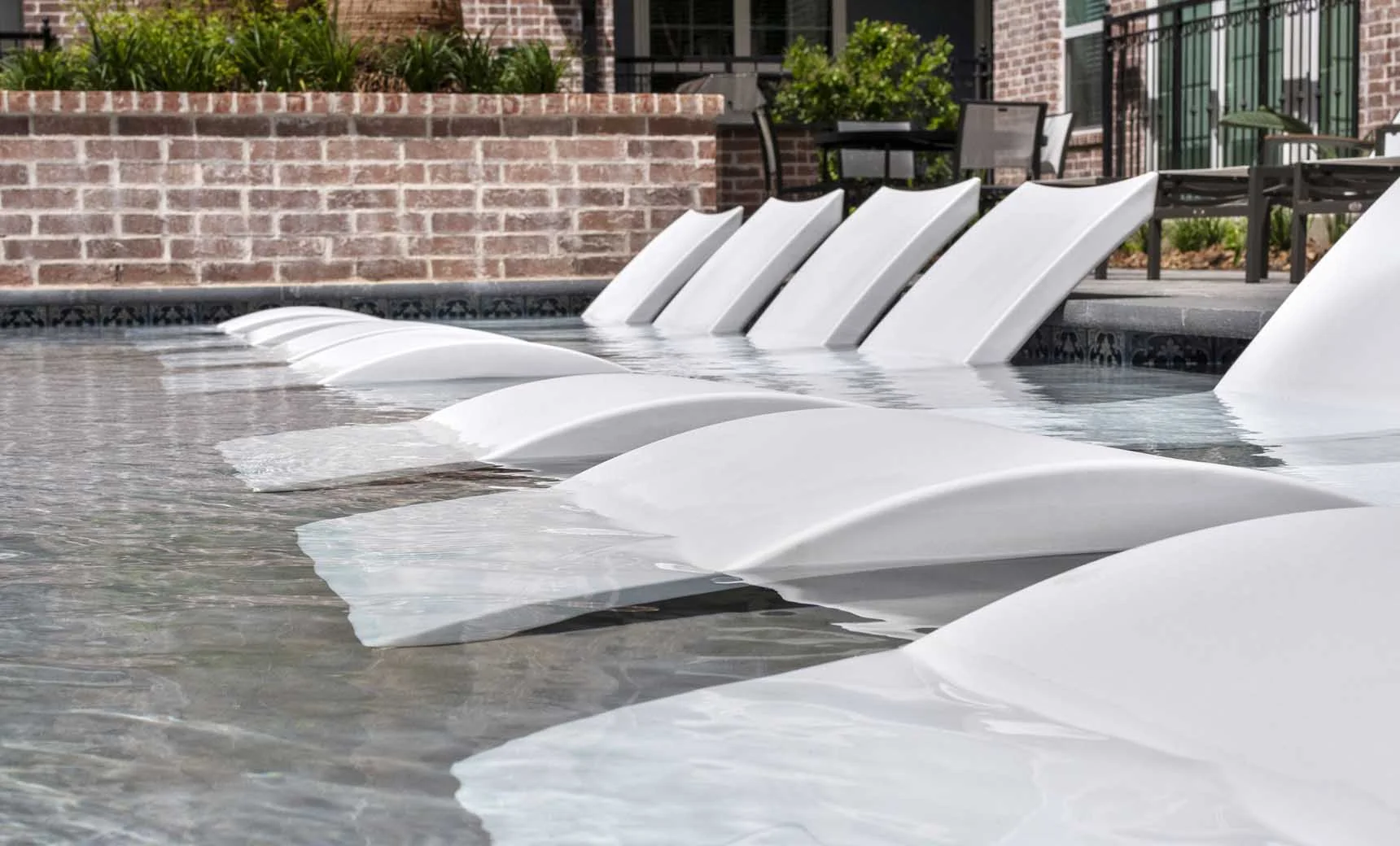 Ledge Lounger Signature Chaise - Image 11