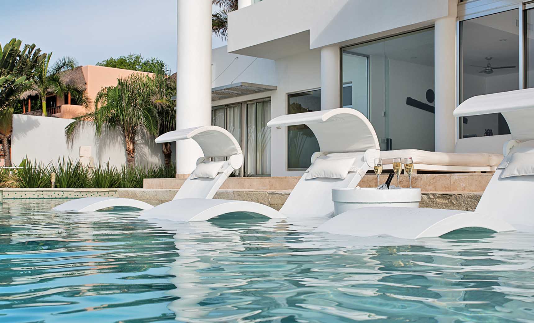 Ledge Lounger Signature Chaise Shade - Image 5